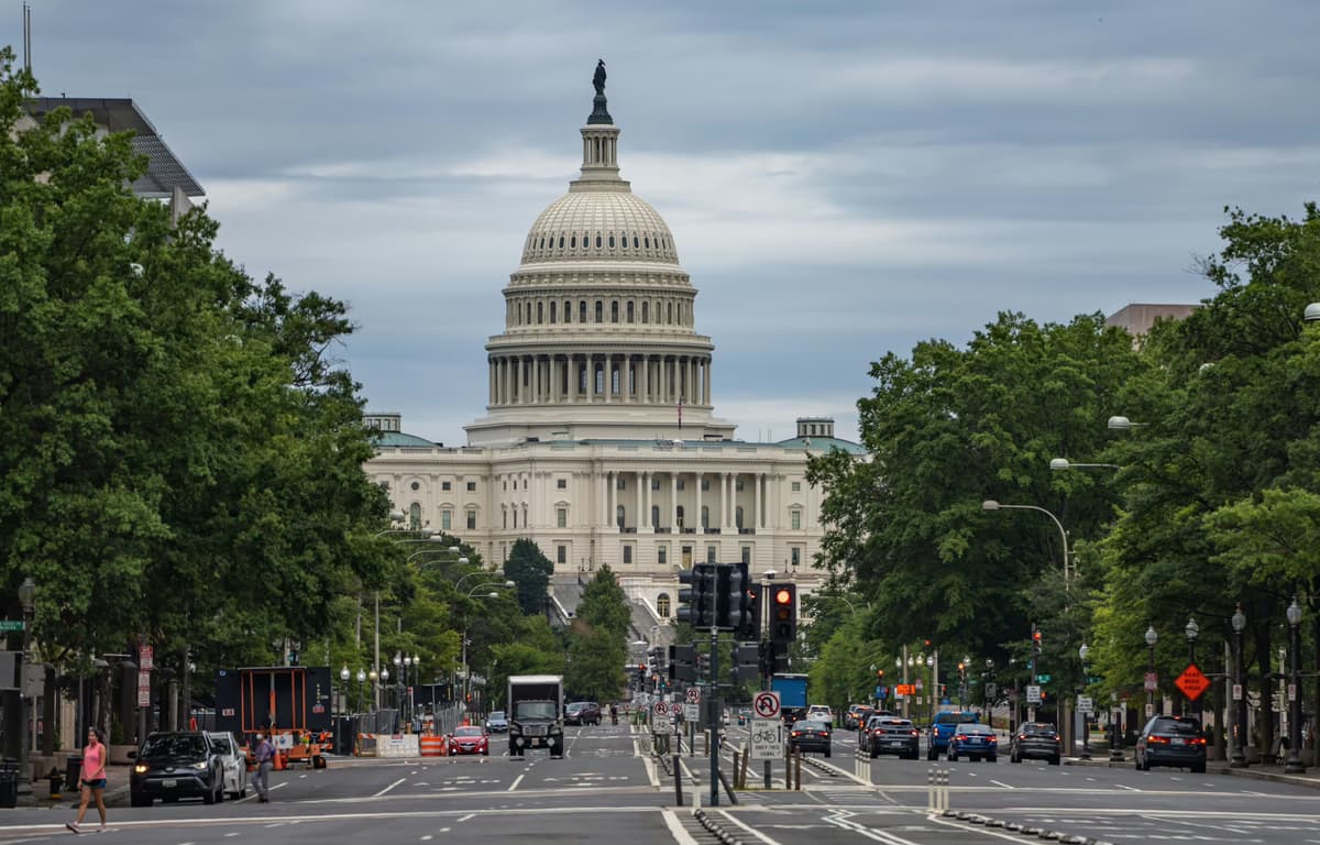 Nearly 100 organizations urge Congress to include the bipartisan Build HUBS Act in transportation negotiations