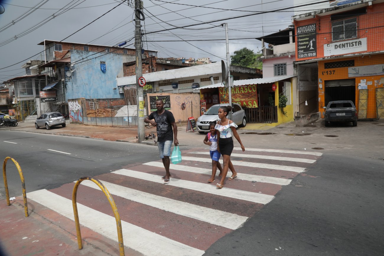 A man, woman and child use a crosswalk in Salvador de Bahía.